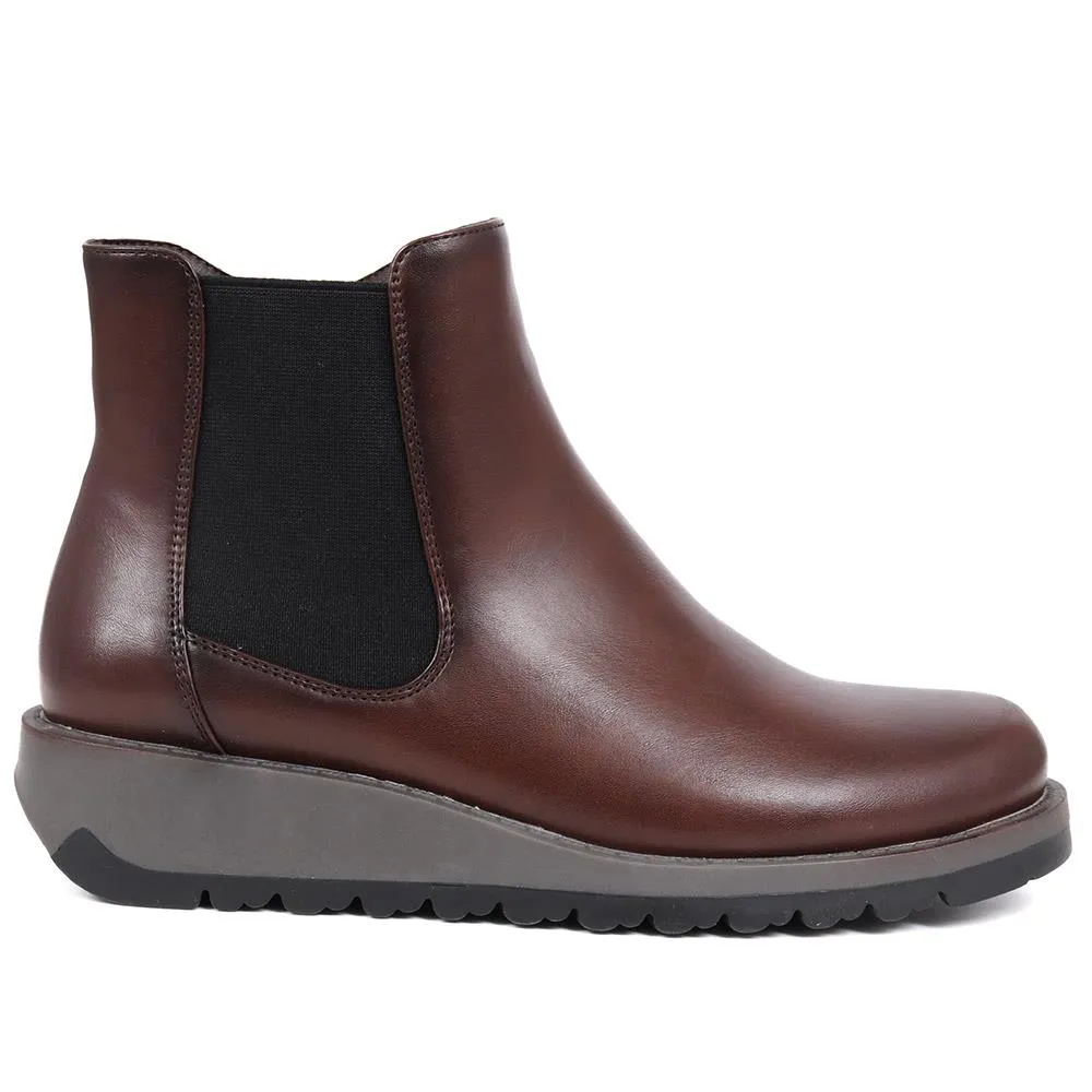 Wedge-Heeled Chelsea Boots - WK40015 / 326 128